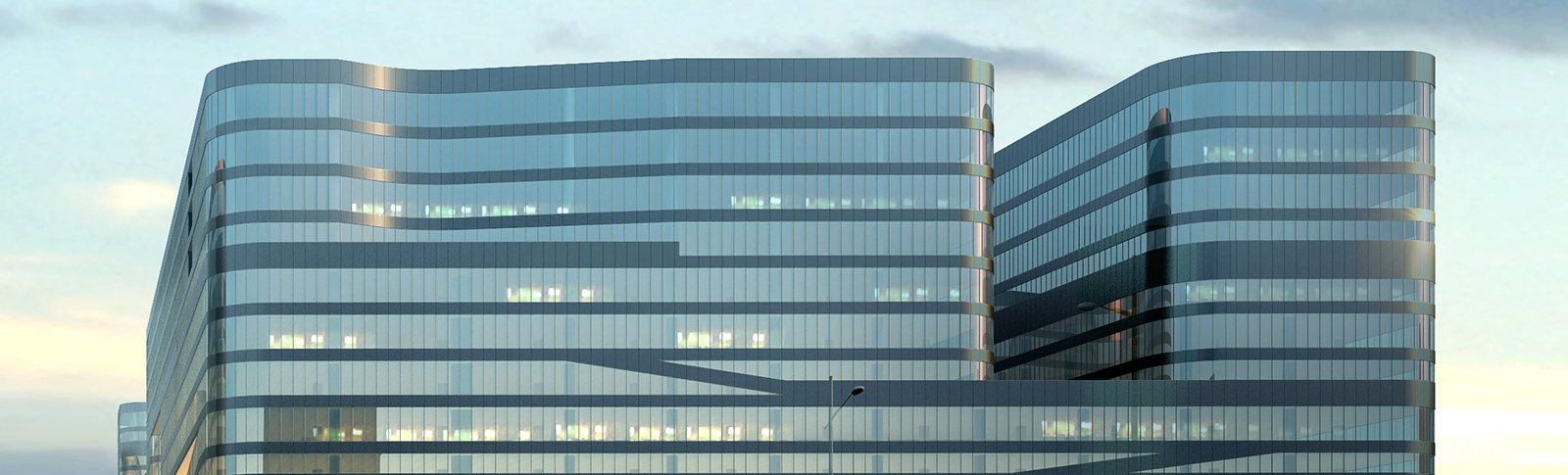 Immagine di un moderno palazzo a vetri all'imbrunire.