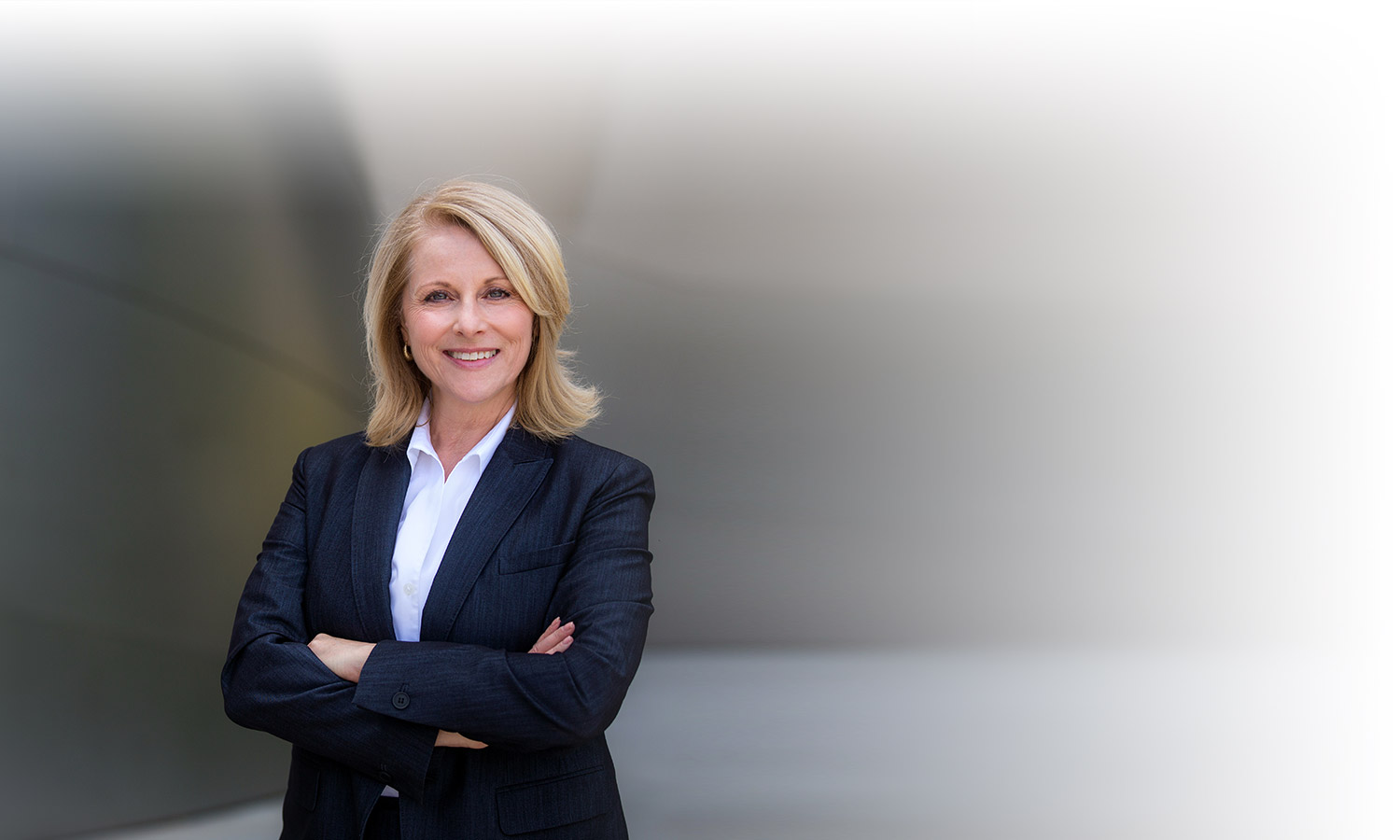 Donna Private Banker sorride.