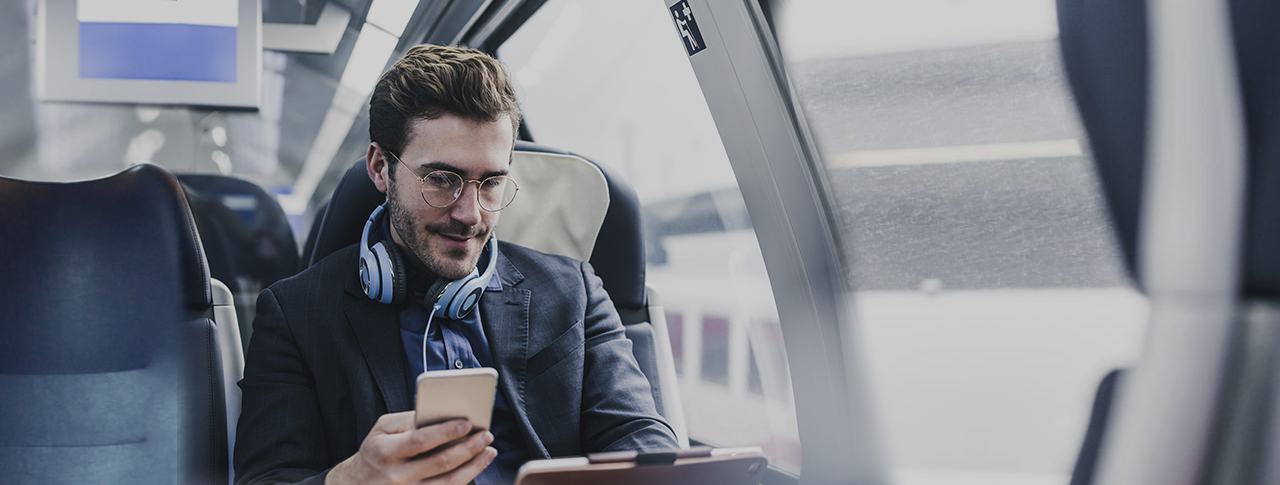 Businessman opera in mobilità con smartphone e tablet.