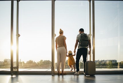 Una famiglia all'aeroporto parte per le vacanze.