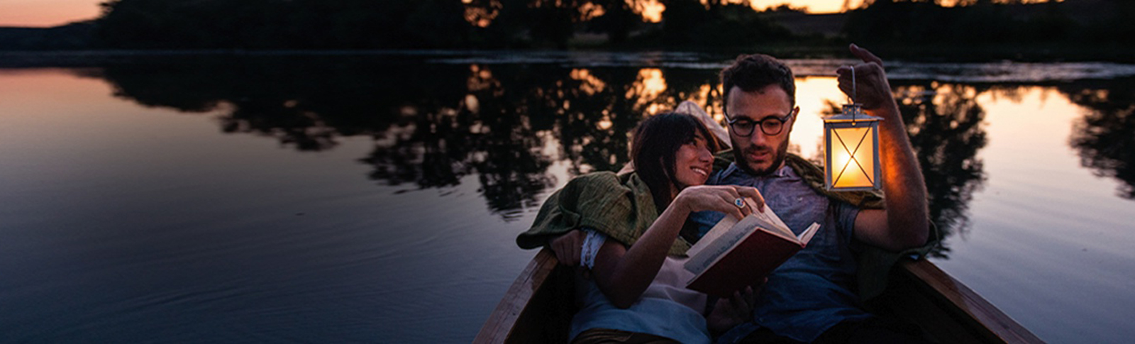 Romantico giro in banca di una coppia al tramonto.