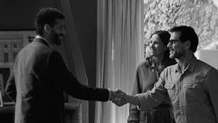 I protagonisti dello spot, un uomo e una donna, sorridono e  salutano il consulente.