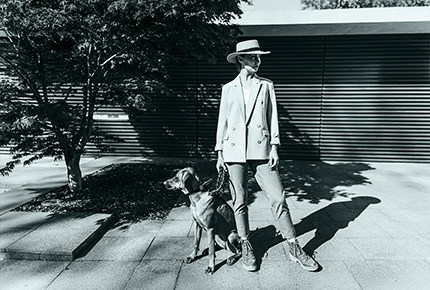 Signora elegante con il proprio cane.