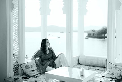 Signora si rilassa di fronte al lago.