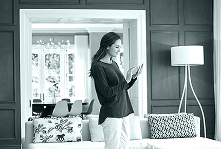 Ragazza con lo smartphone.